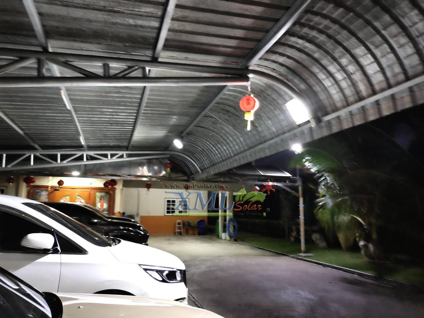 ไฟสปอตไลท์โซล่าเซลล์ 300 Watt กล่องสีน้ำตาล (เปิดได้ 3 แสง)