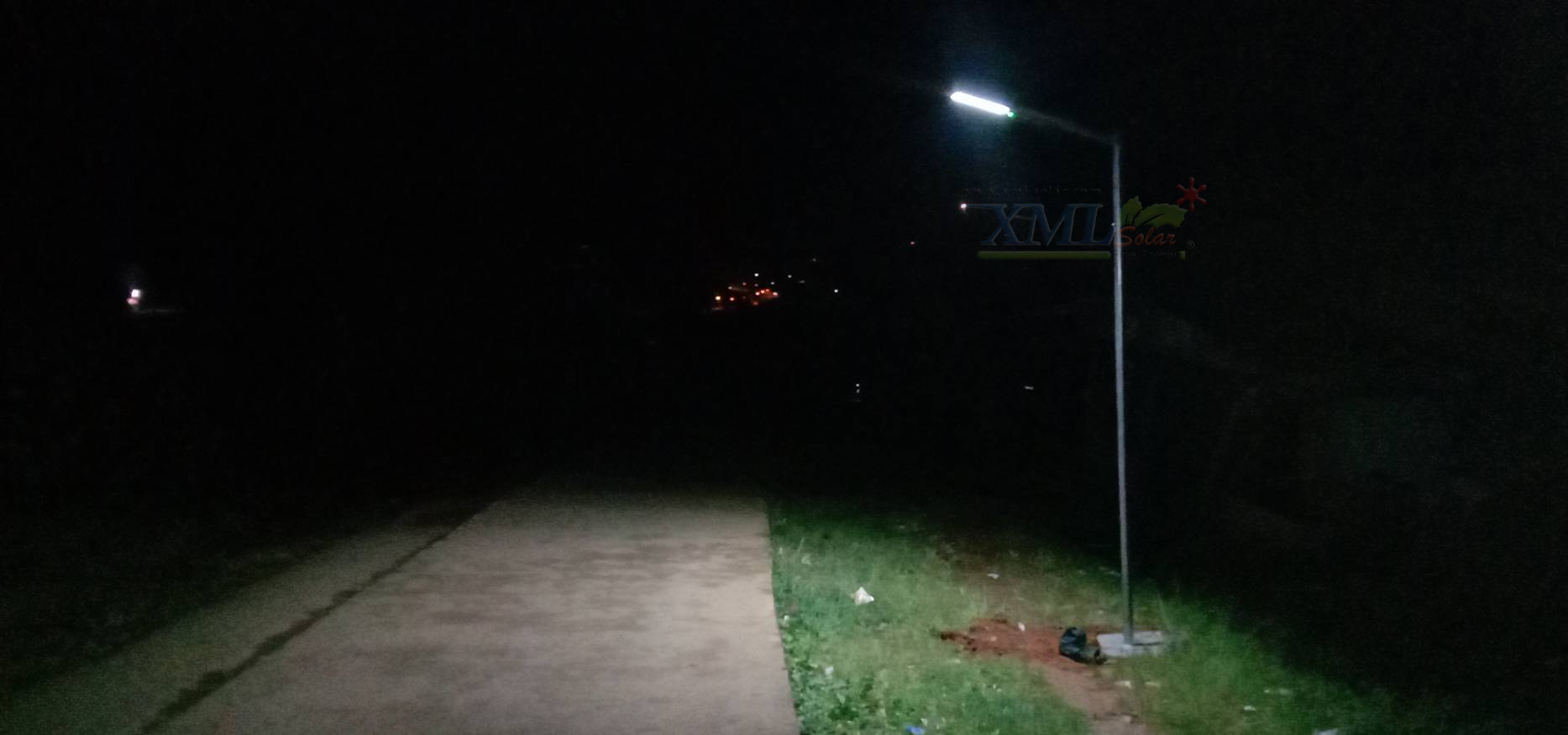 โคมไฟถนนโซล่าเซลล์ XML-Solar 200W (แสง : ขาว)(สว่างค้าง)