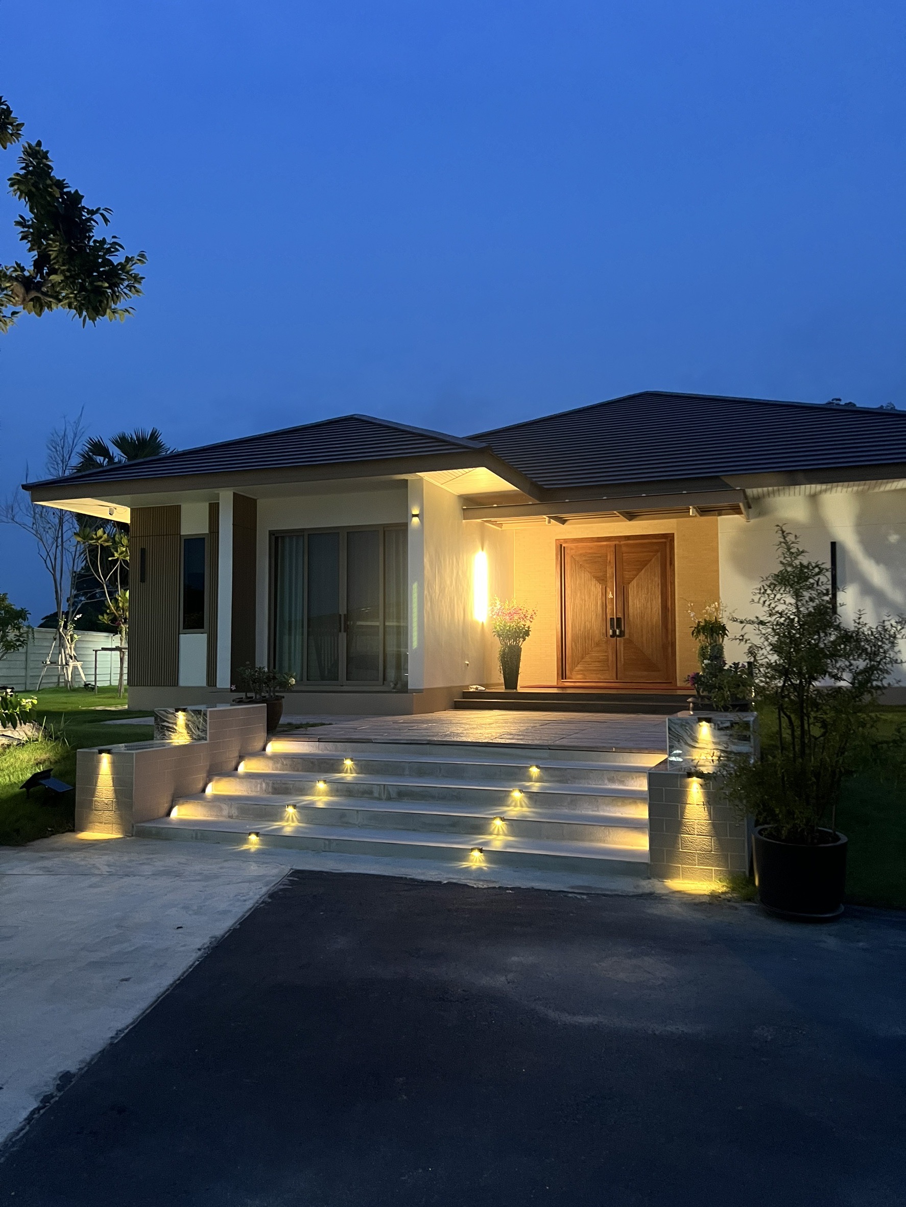 ไฟผนังโซล่าเซลล์ติดสันกำเเพง รุ่น MD-SWL (เเสง : เหลืองวอมไวท์)(1 เเถม 1)