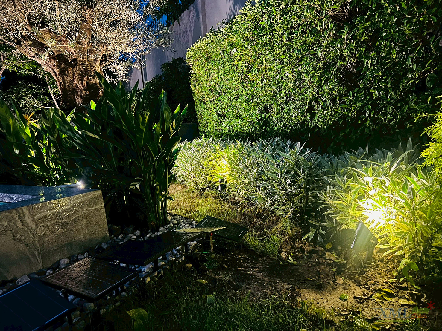 โคมไฟปักสนามโซล่าเซลล์ แพ็ค 4 ดวง รุ่น MD-SSL88 (แสง : เหลืองวอมไวท์)