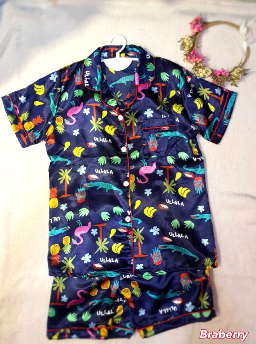 ชุดนอนผ้าซาตินแขนสั้น กางเกงขาสั้น เนื้อผ้าดีทิ้งตัวสวย หลับสบายตลอดคืน ราคาโปรโมชั่น ชุดละ 250 บาท