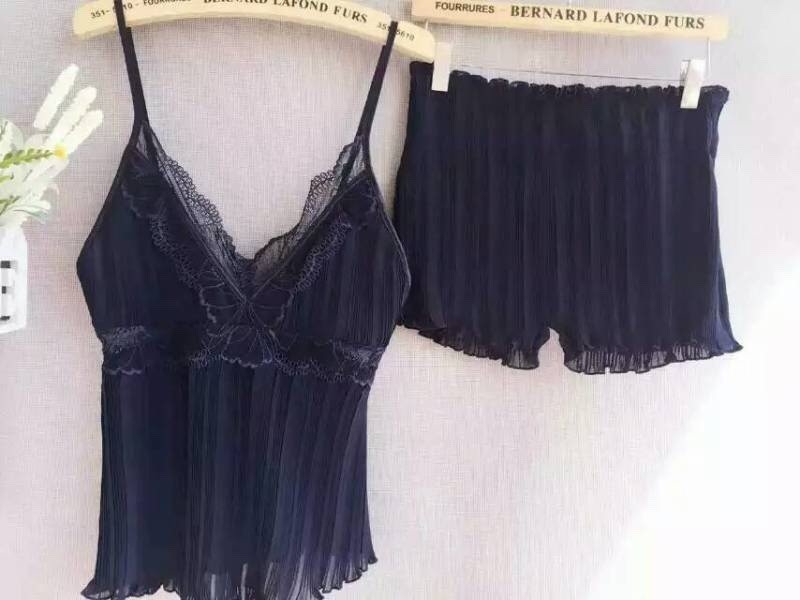 ชุดนอน อัดพลีท เนื้อผ้าดีทิ้งตัว ทรงสวย ใส่สบาย ฟรีไซส์ มี 4 สี ดำ น้ำเงิน ขาว แดง ราคาส่ง 3 ชิ้น คละแบบได้ชุดละ 550 บาท