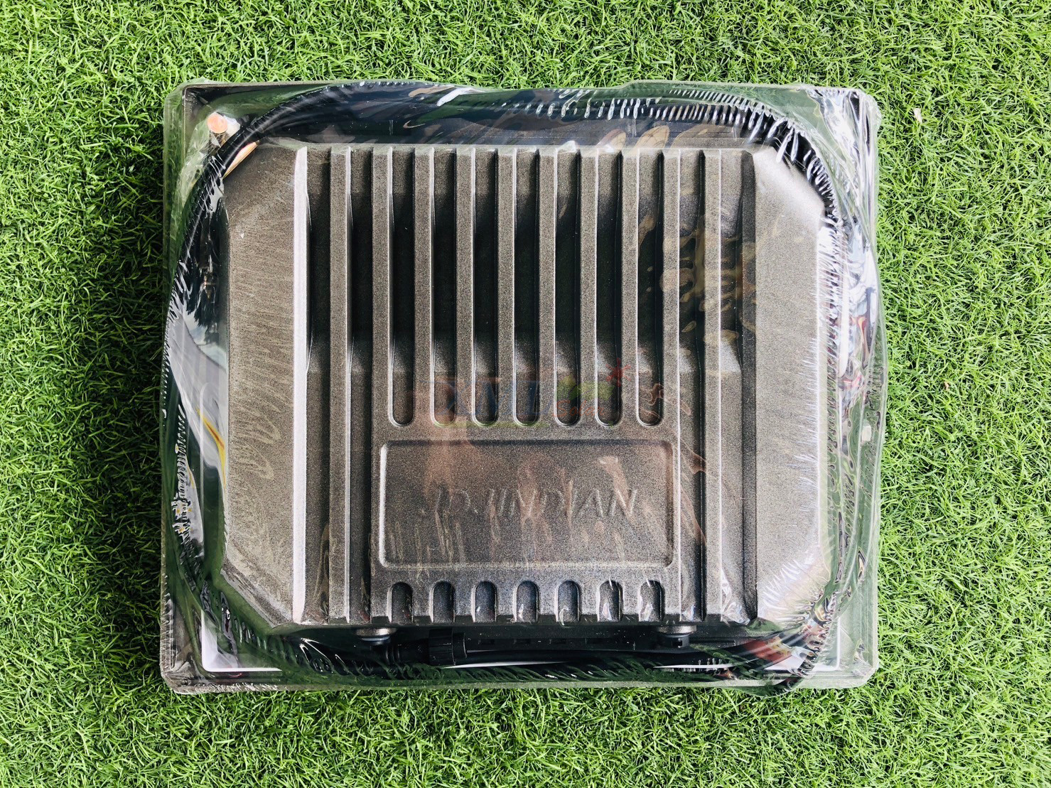 สปอร์ตไลท์โซล่าเซลล์ 300 W. รุ่น JD-18300 (แสง : เหลืองวอมไวท์)