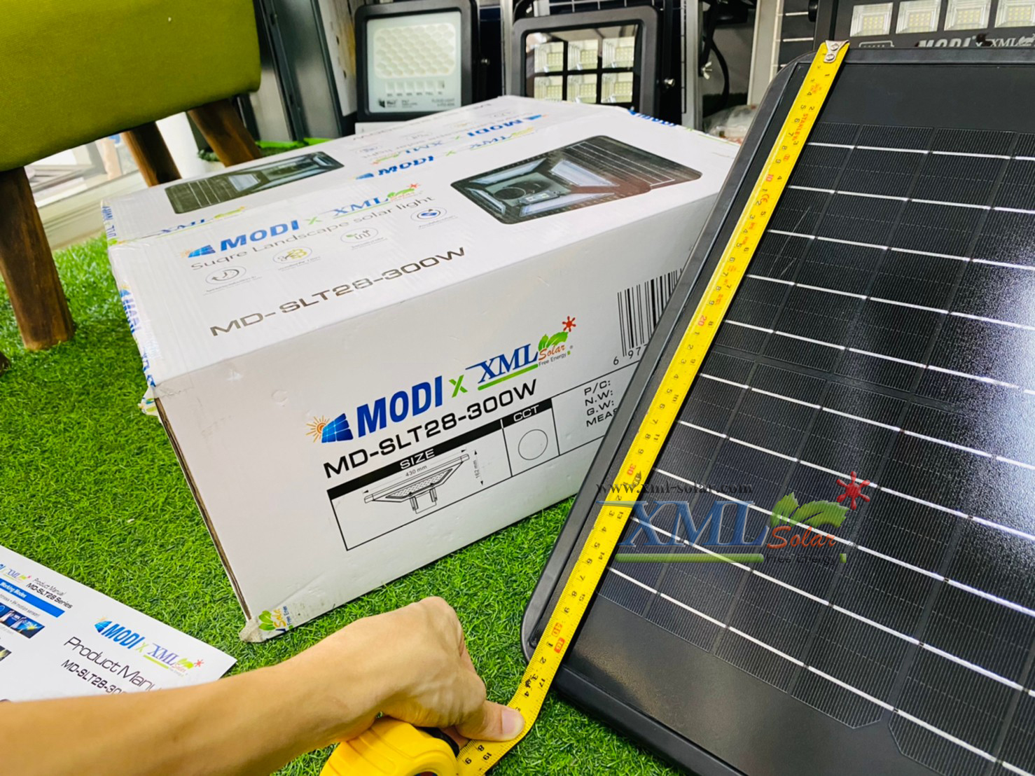 ชุดเสาพร้อมโคม SET B (โคมไฟโซล่าเซลล์ UFO SLT28-300W + เสาเหล็กดำสูง 2.82 เมตร)(แสงขาว)