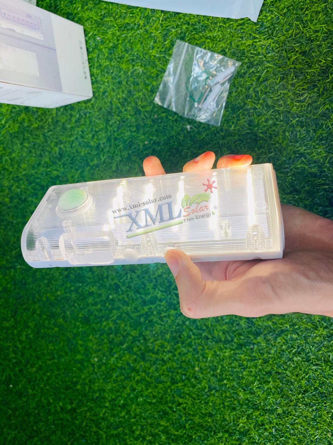 โคมไฟติดผนังโซล่าเซลล์ + แสง PIR UV พกพา