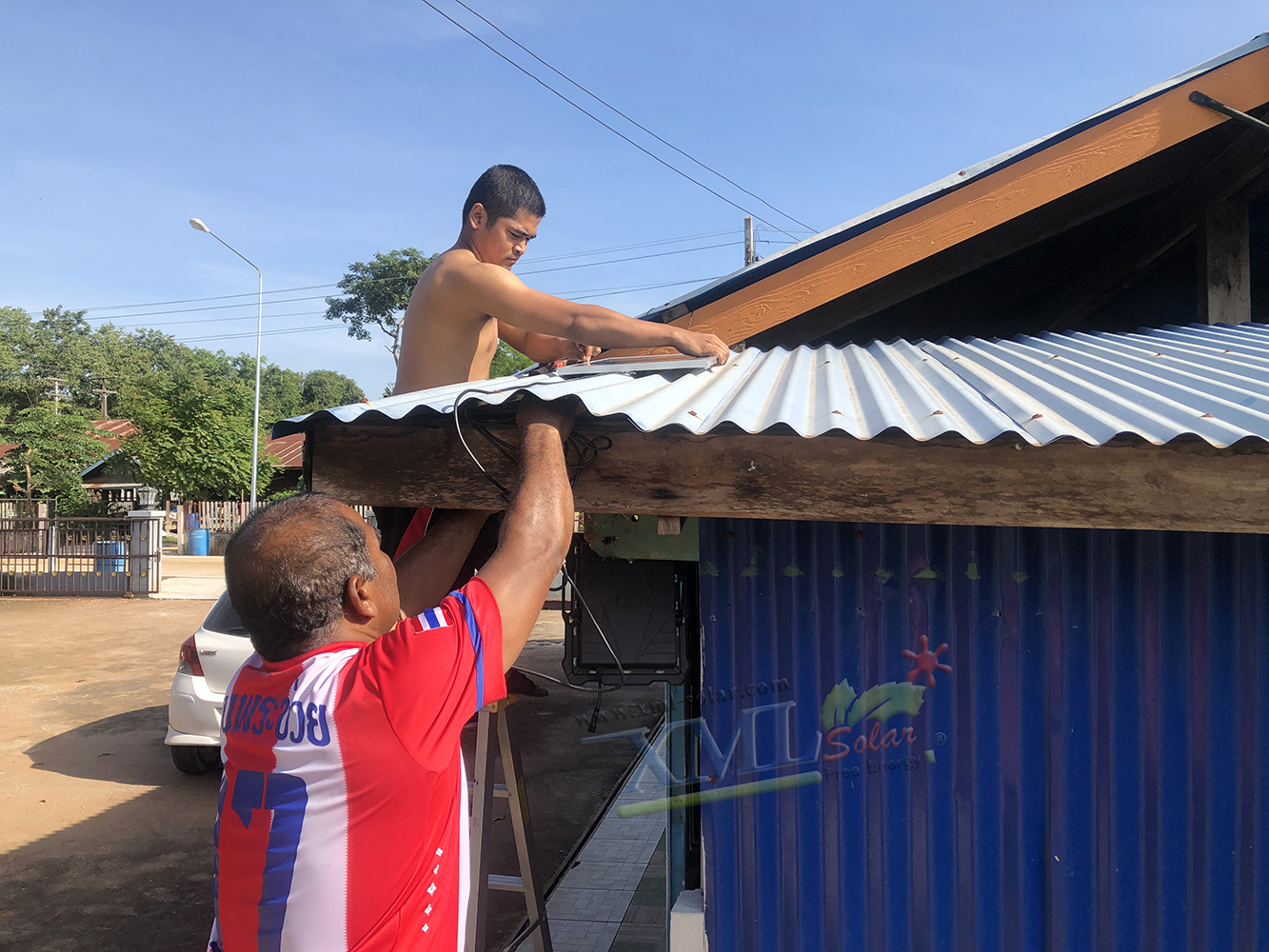 ไฟสปอตไลท์โซล่าเซลล์ 300 W. รุ่น Smart IOT With CCTV Camera (เเสง : ขาว)