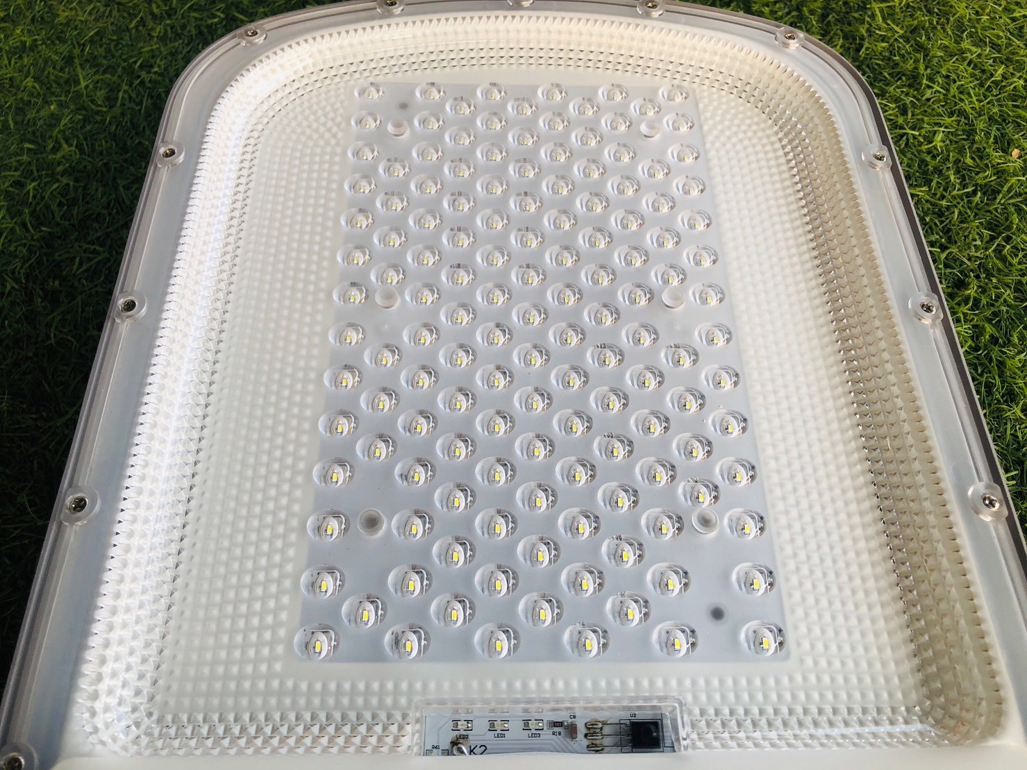 โคมไฟถนนโซล่าเซลล์ Series Y แผงเเยกโคมได้ (6,400Lumens + แผง 100 W) (แสง : ขาว)