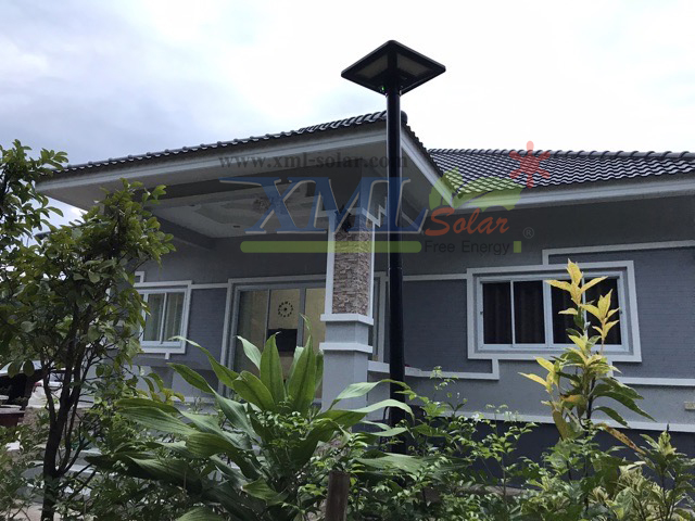 ชุดเสาพร้อมโคม SET B (โคมไฟโซล่าเซลล์ UFO SLT28-300W + เสาเหล็กดำสูง 2.82 เมตร)(แสงขาว)