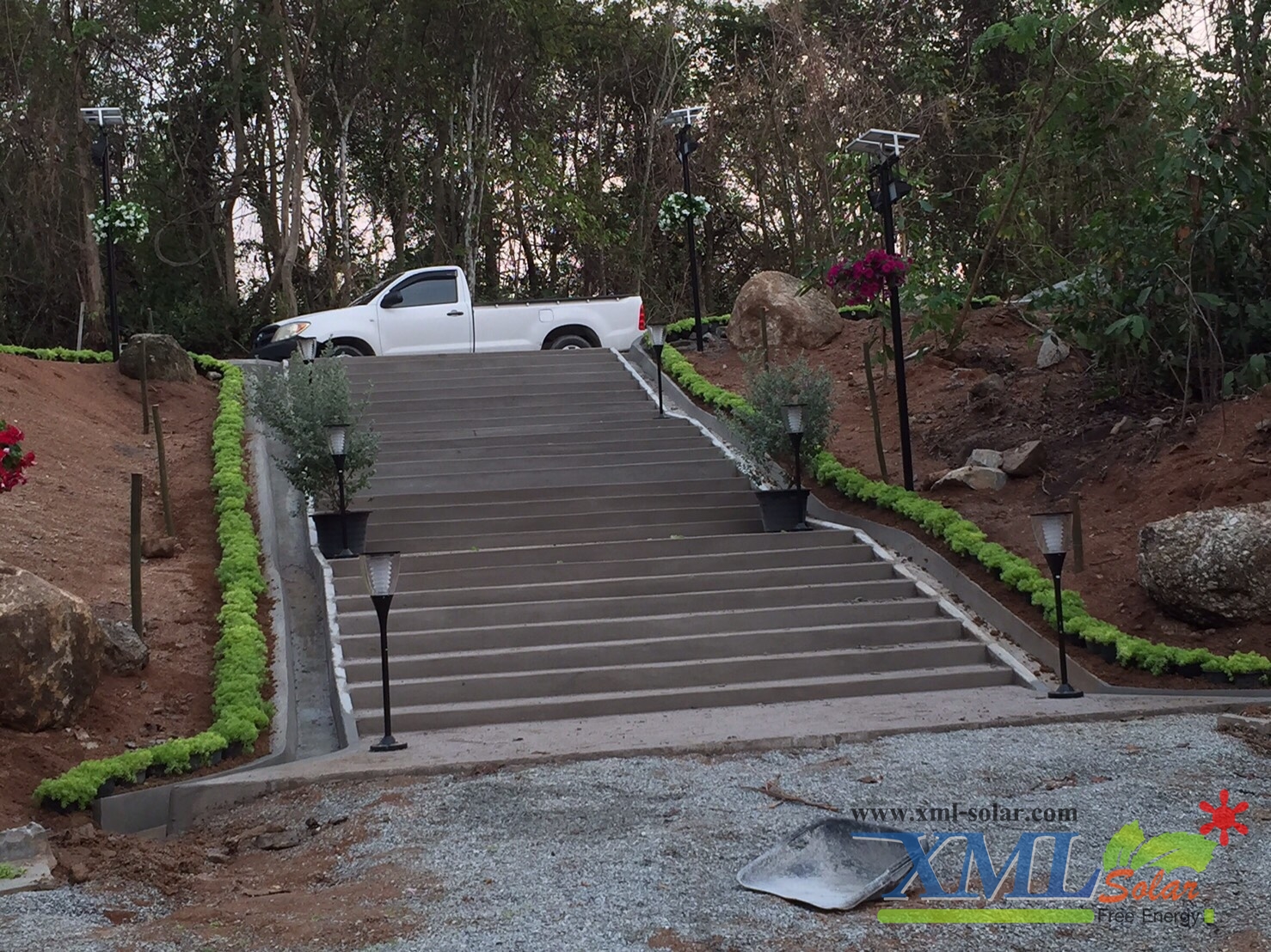 ไฟตั้งพื้นสนามโซล่าเซลล์ ทรงถ้วย (เเสง : เหลืองวอมไวท์)(1 แถม 1)