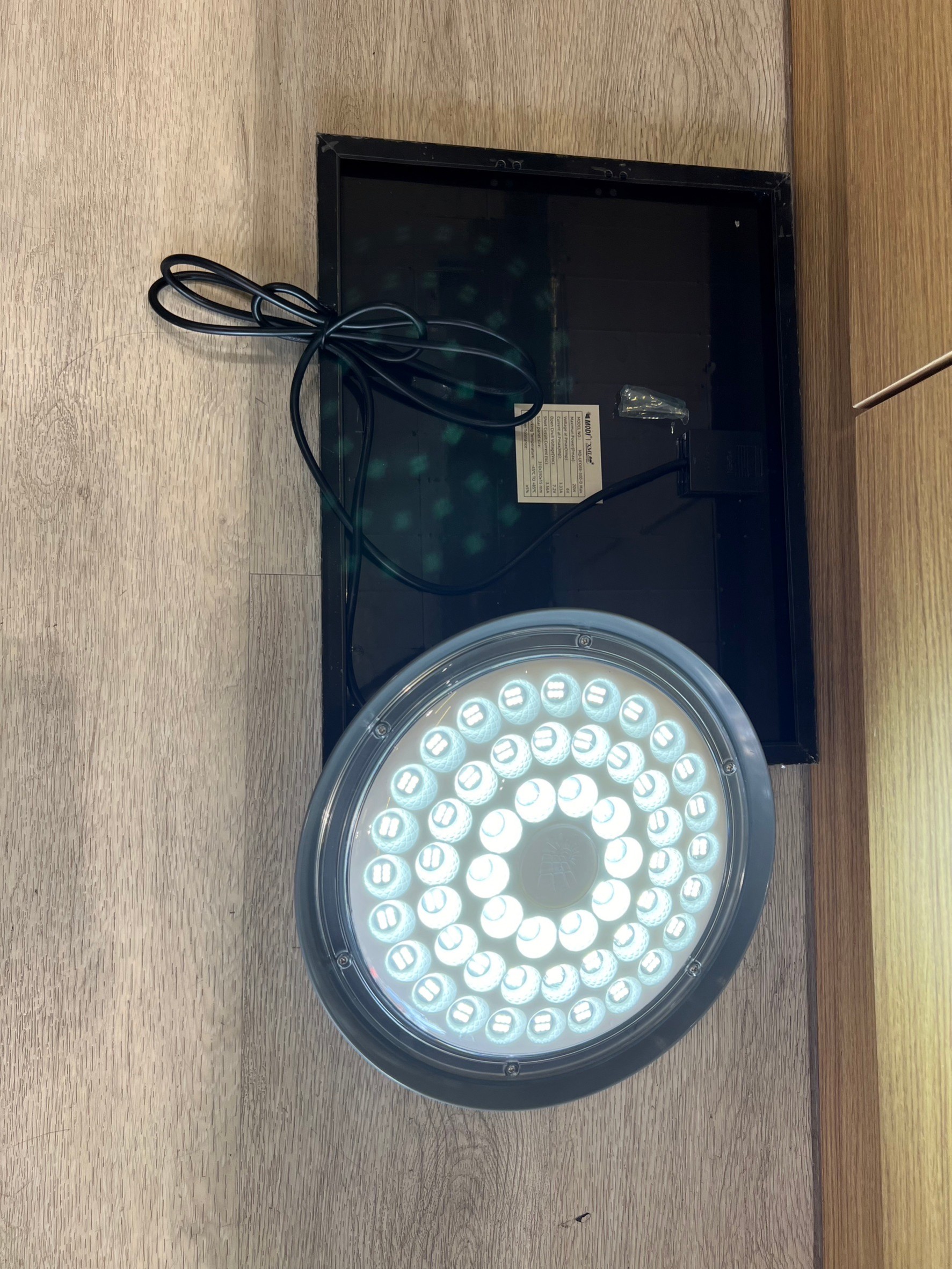 โคมไฟโซล่าเซลล์ ติดเพดาน Highbay รุ่น D MAX 200W (แสง : เหลืองวอมไวท์)