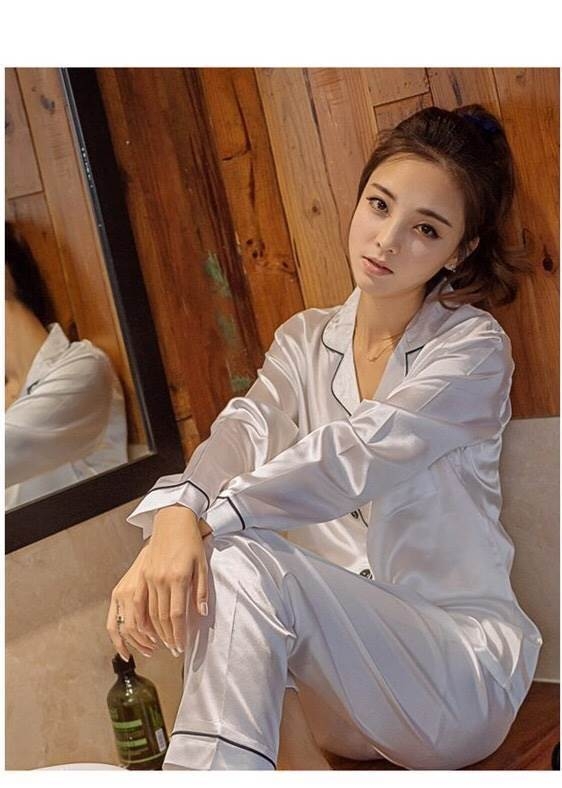 ชุดนอนผ้าซาติน ผ้านุ่ม ลื่น ใส่สบาย สไตล์เรียบหรู ผ้าระบายอากาศได้ดีไม่ร้อน สีเทาเข้ม ราคาชุดละ 450 บาท