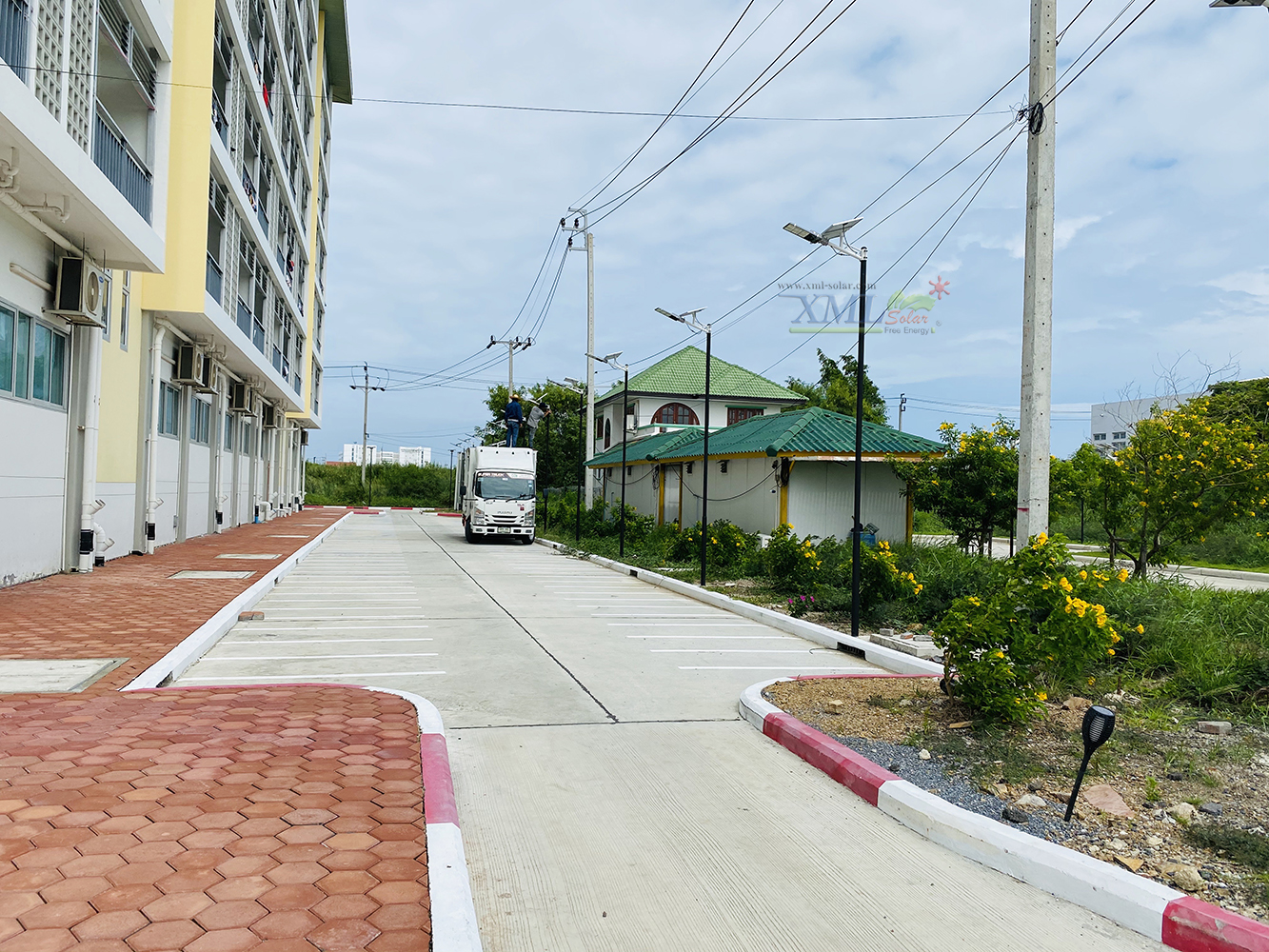 โคมไฟถนนโซล่าเซลล์ 200 W. รุ่น 2 แสง (แสง : ขาว+เหลืองวอมไวท์)