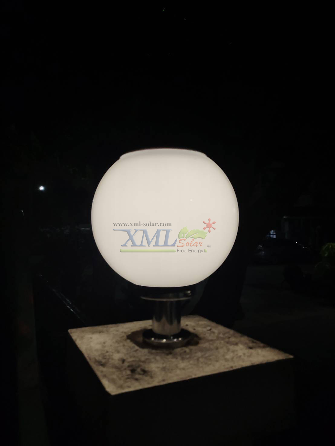 โคมไฟหัวเสาโซล่าเซลล์ ทรงกลมฐานสเเตนเลส (25 ซม.) + Remote (เปิดได้ 3 แสง)+AC