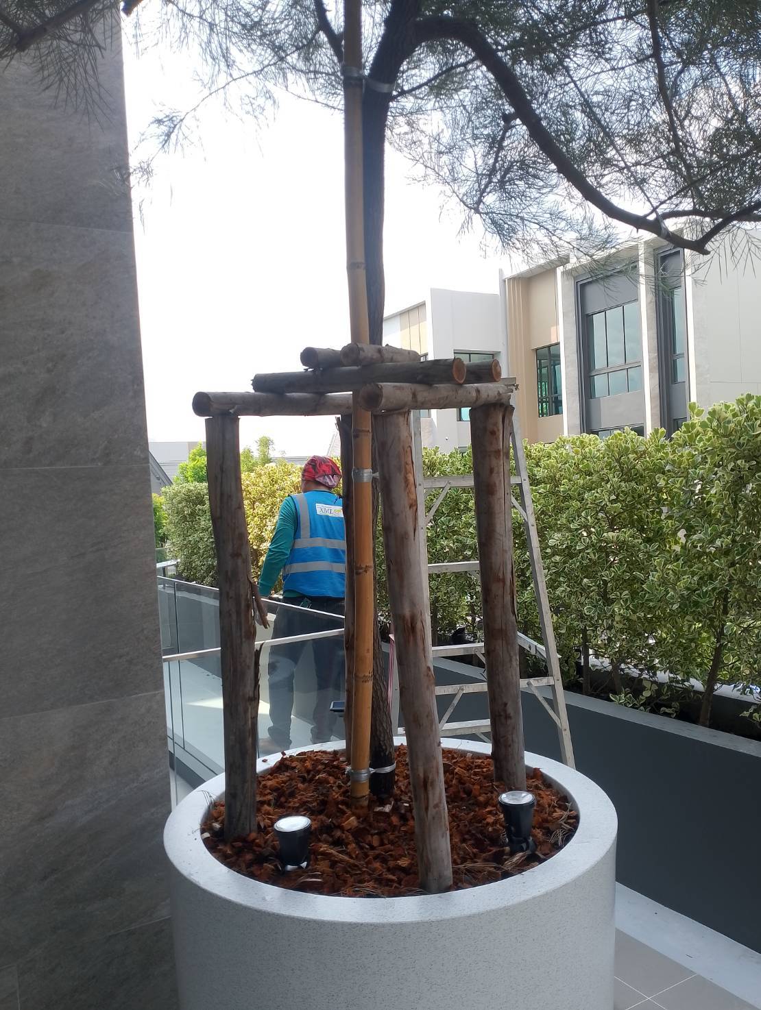 สปอร์ตไลท์ปักสนามโซล่าเซลล์ DC-18 รุ่น 6 หัว (แสง : เหลืองวอมไวท์)