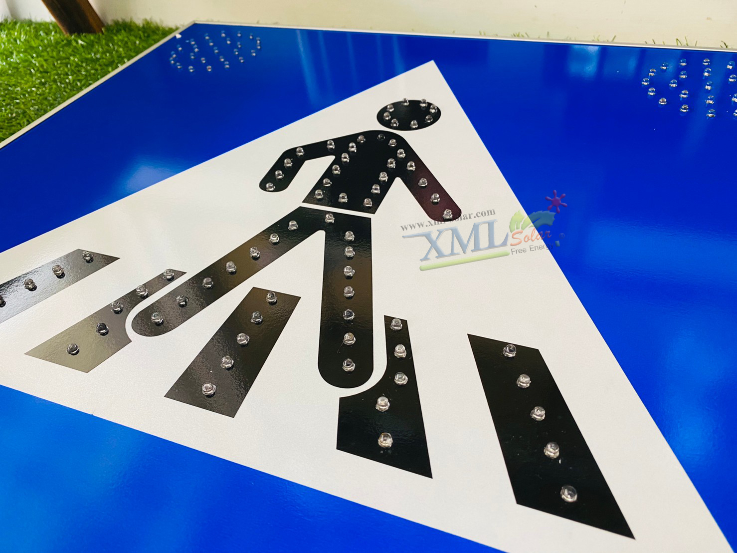 ป้ายไฟเตือนโซล่าเซลล์ คนข้ามถนน