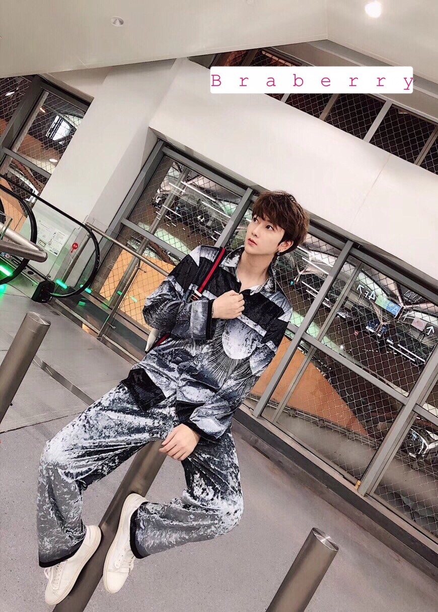 ชุดนอนกำมะหยี่ เนื้อนุ่มพริ้วบางเบา สวมใส่สบายไม่คัน ดีไซน์เรียบหรูซ่อนหวาน ใสนอนก็ได้หรือจะใส่เที่ียวก็ดูดี สั่งสินค้าครบ3ชิ้นคละแบบได้ ชุดละ 990 บาท