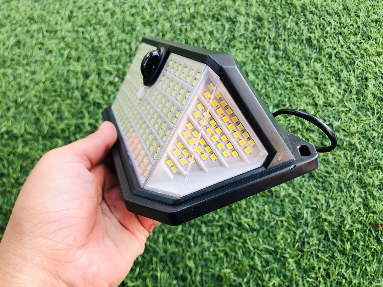 โคมไฟผนังโซล่าเซลล์ 380LED / 410LED รุ่น MD-SOLAR-H1014 (แสง : ขาว)