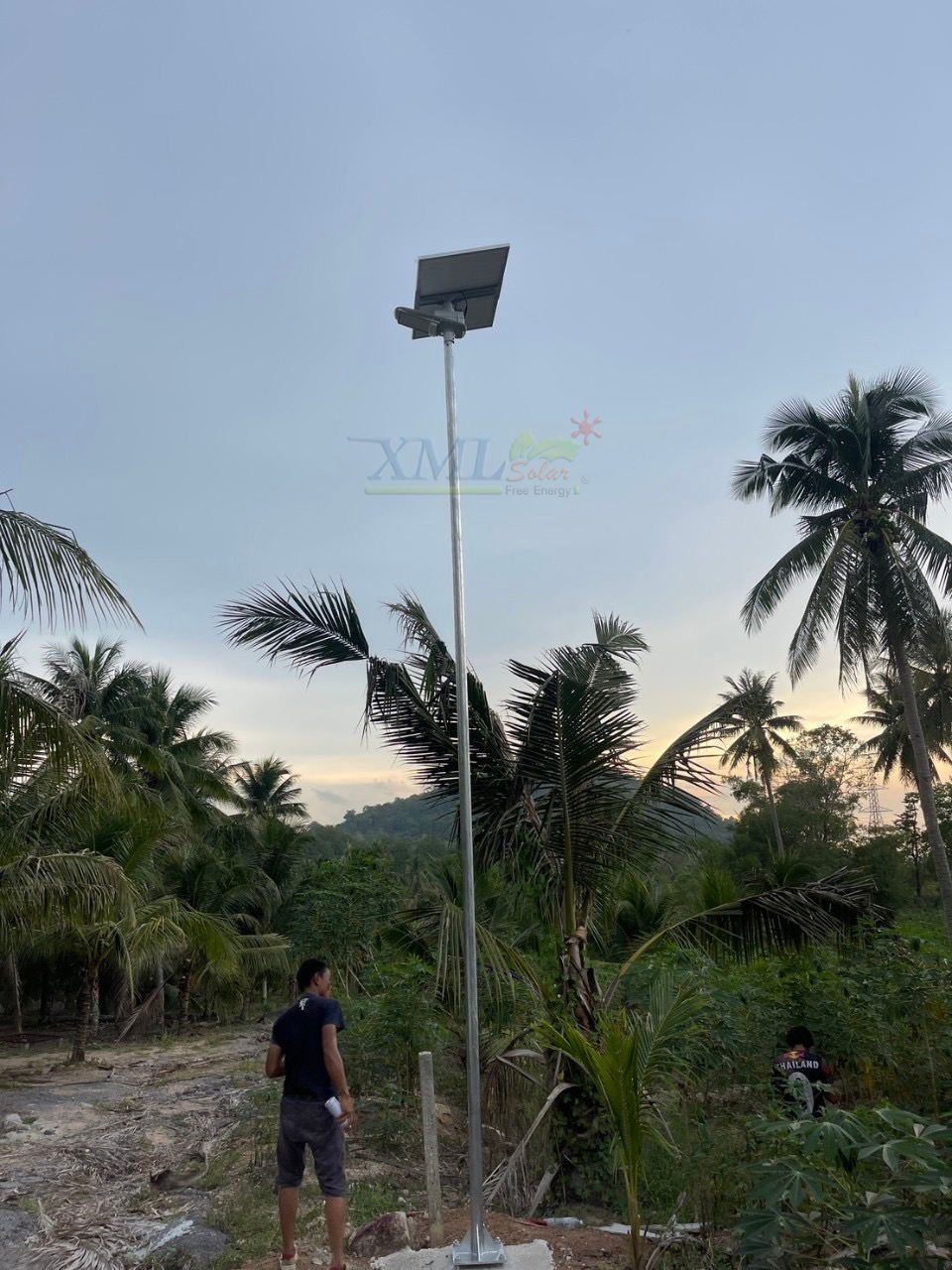 โคมไฟถนนโซล่าเซลล์อัจฉริยะ (รุ่น 9,000Lumens + แผง 100 W) (แสง : ขาว)