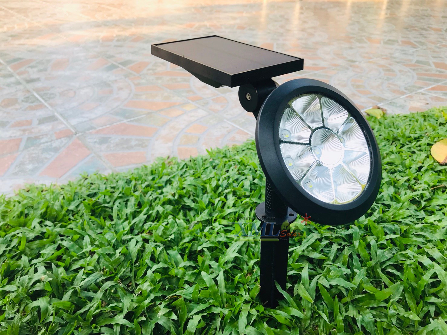สปอร์ตไลท์ปักสนามโซล่าเซลล์ 9 LED(super bright) (เเสง : หลากสี)