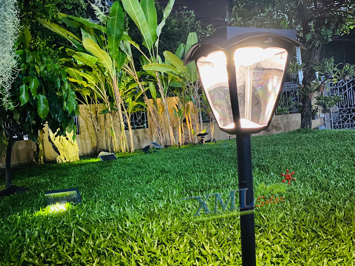 โคมไฟปักสนามโซล่าเซลล์ สไตล์ยุโรป (เเสง : ขาว + เหลืองวอมไวท์)