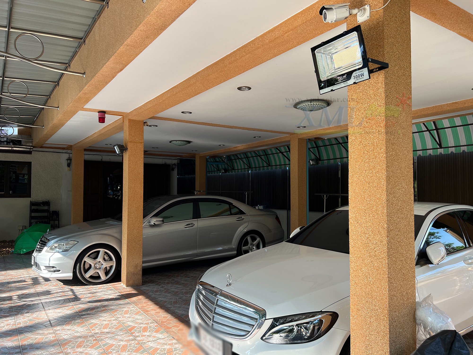 ไฟสปอตไลท์โซล่าเซลล์ 300 Watt กล่องสีน้ำตาล (เปิดได้ 3 แสง)