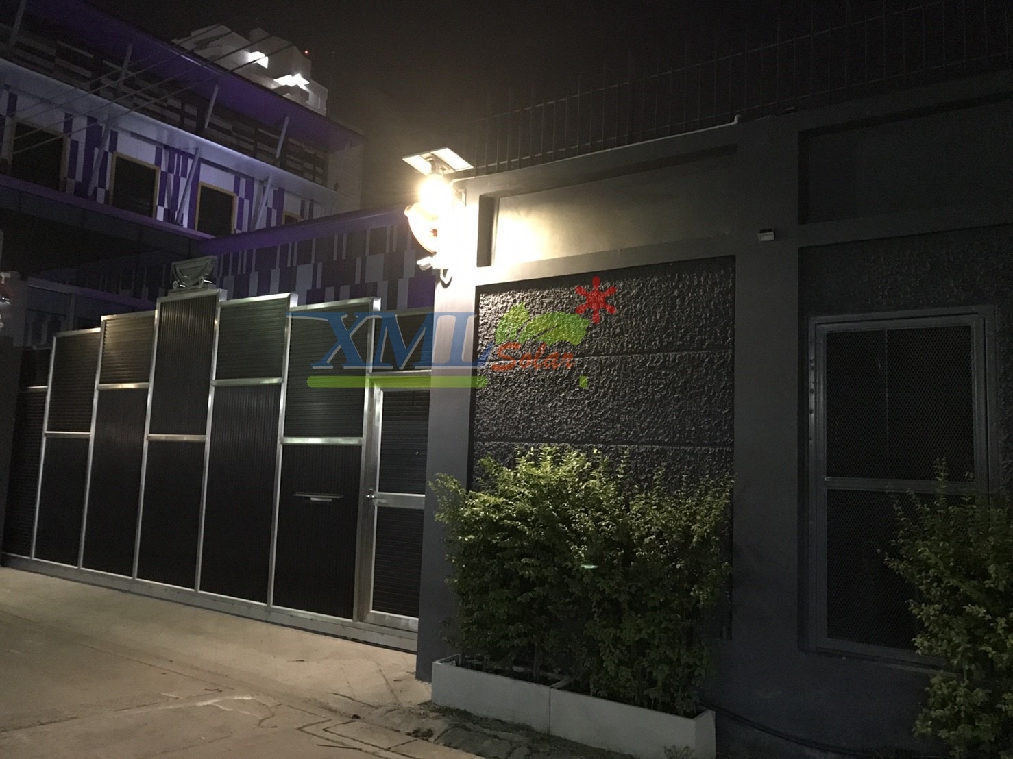 โคมไฟโซล่าเซลล์อัจฉริยะ ทรงโคมกลม รุ่น 25 Watt Monocrystalline (เเสง : เหลืองวอมไวท์)