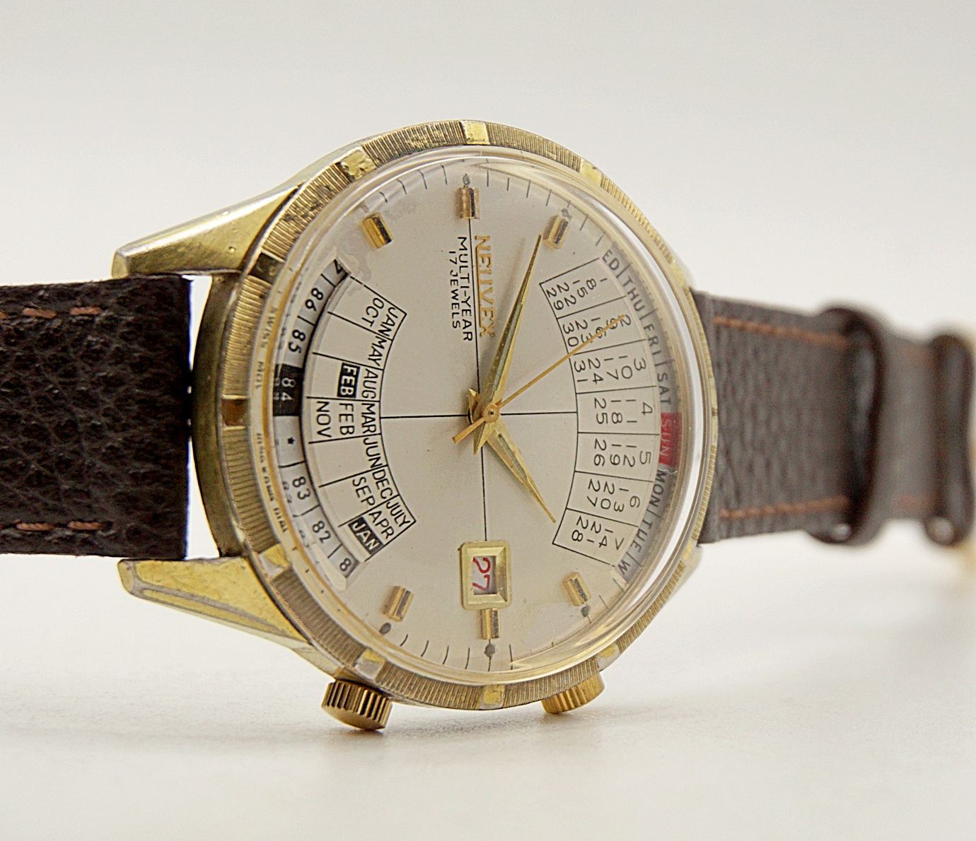 นาฬิกาเก่า NEUVEX ไขลานพร้อมปฎิทิน