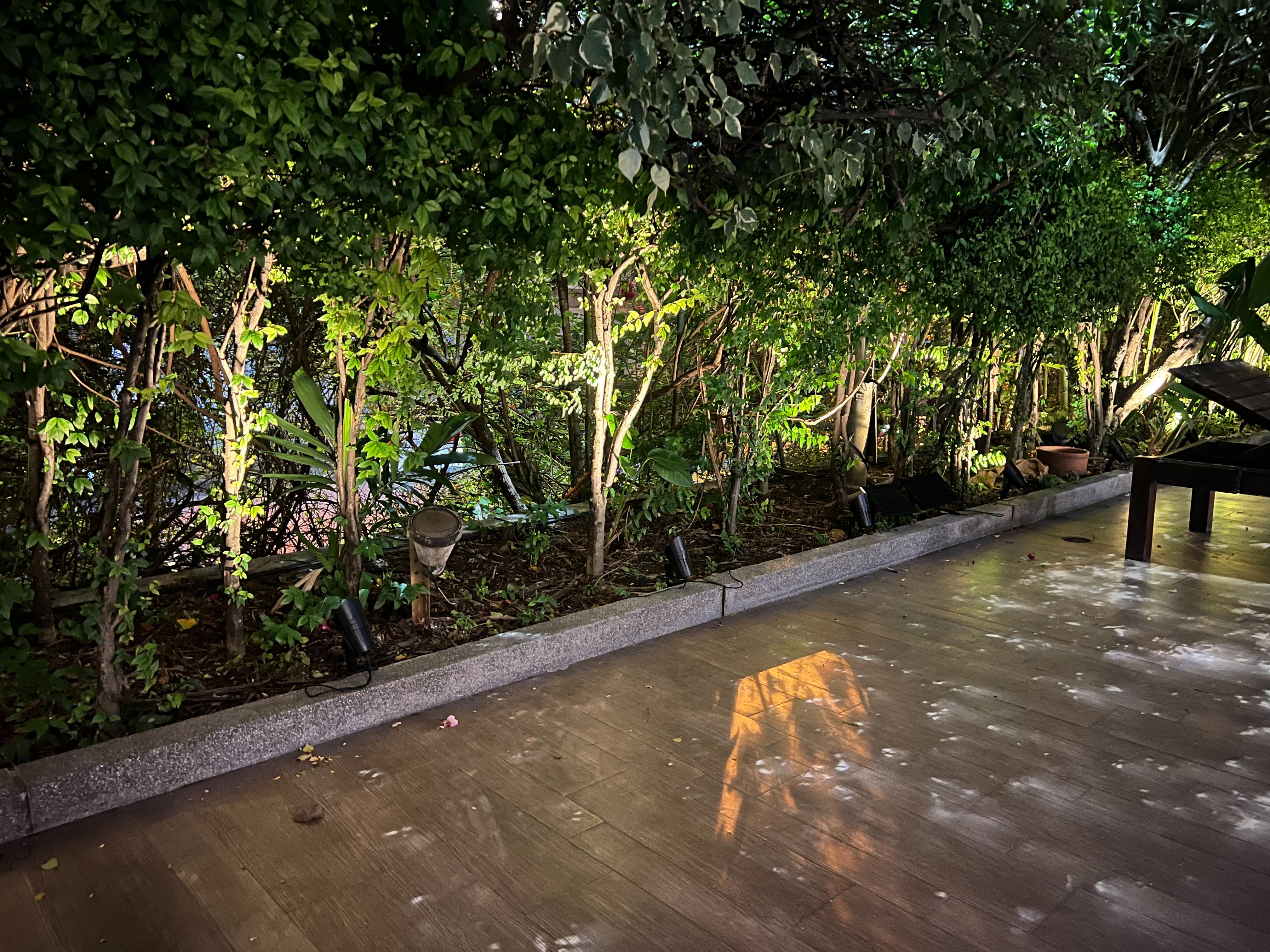 โคมไฟปักสนามโซล่าเซลล์ แพ็ค 4 ดวง รุ่น MD-SSL88 (แสง : เหลืองวอมไวท์)