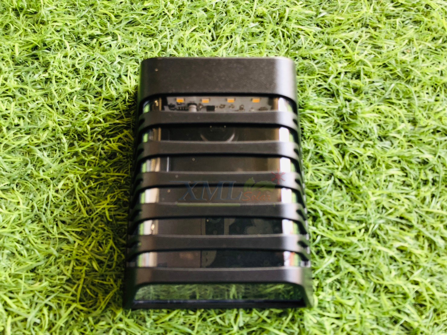 ไฟผนังโซล่าเซลล์ Modern รุ่น เหลี่ยม (แสง : เหลืองวอมไวท์)