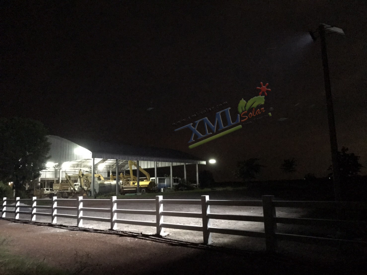 ไฟสปอตไลท์โซล่าเซลล์ 400 W. รุ่น Modi x XML ไซต์ใหญ่ (เเสง : ขาว)