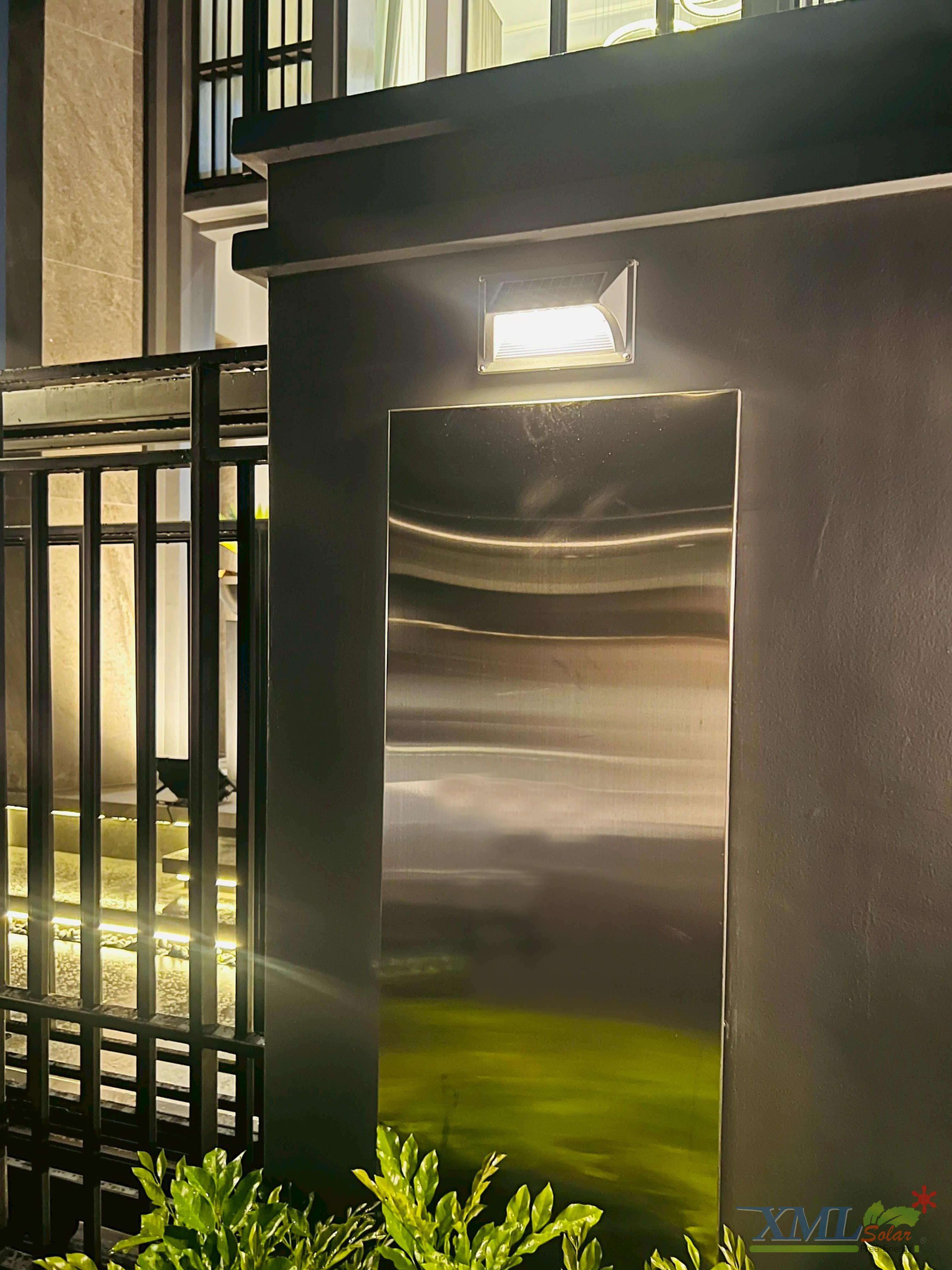 ไฟผนังโซล่าเซลล์ ทรงสี่เหลี่ยม 5 SMD LED (แสง :เหลืองวอมไวท์)