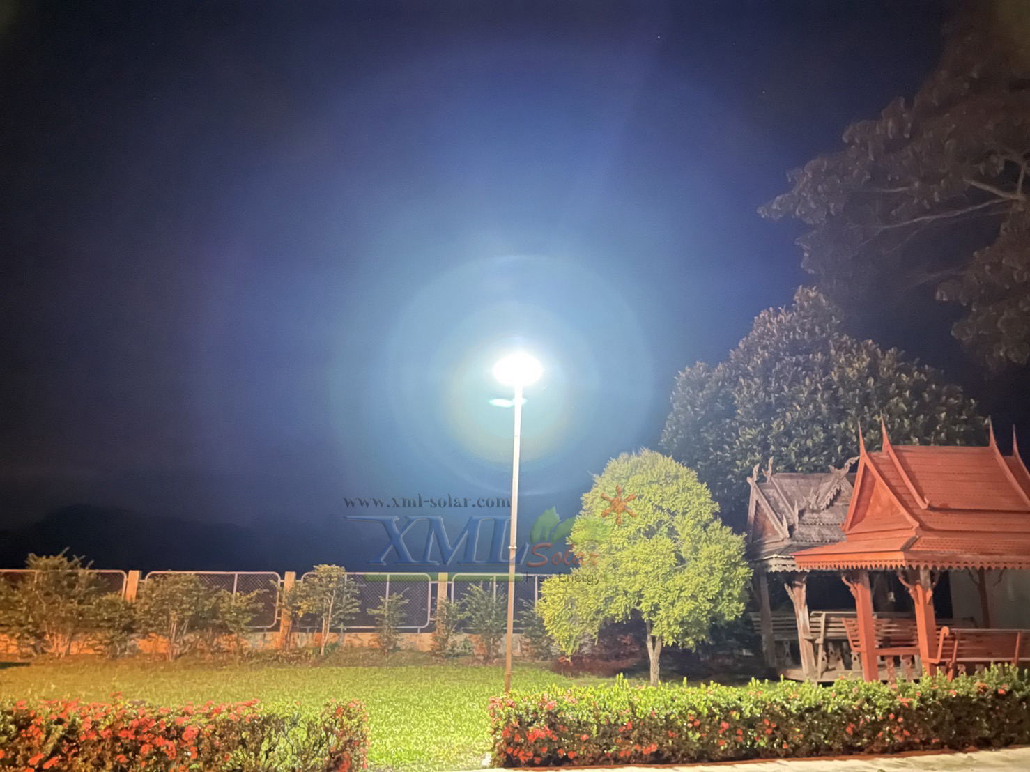 ชุดเสาพร้อมโคม SET B (โคมไฟโซล่าเซลล์ UFO SLT28-300W + เสาเหล็กดำสูง 2.82 เมตร)(แสงขาว)