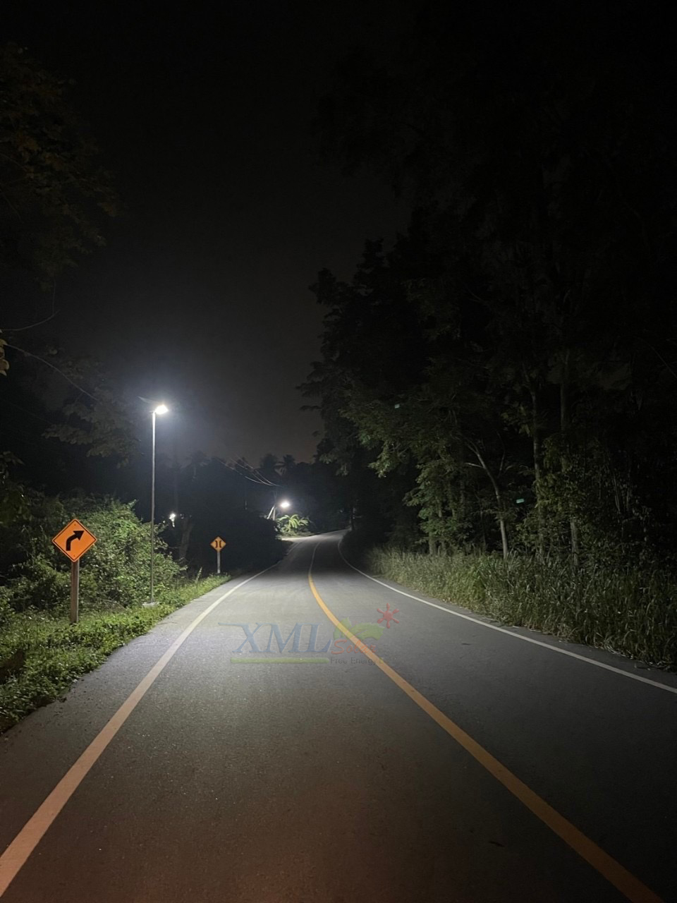โคมไฟถนนโซล่าเซลล์อัจฉริยะ (รุ่น 9,000Lumens + แผง 100 W) (แสง : ขาว)