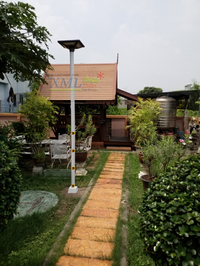 ชุดเสาพร้อมโคม SET B (โคมไฟโซล่าเซลล์ UFO SLT28-300W + เสาเหล็กดำสูง 2.82 เมตร)(แสงขาว)