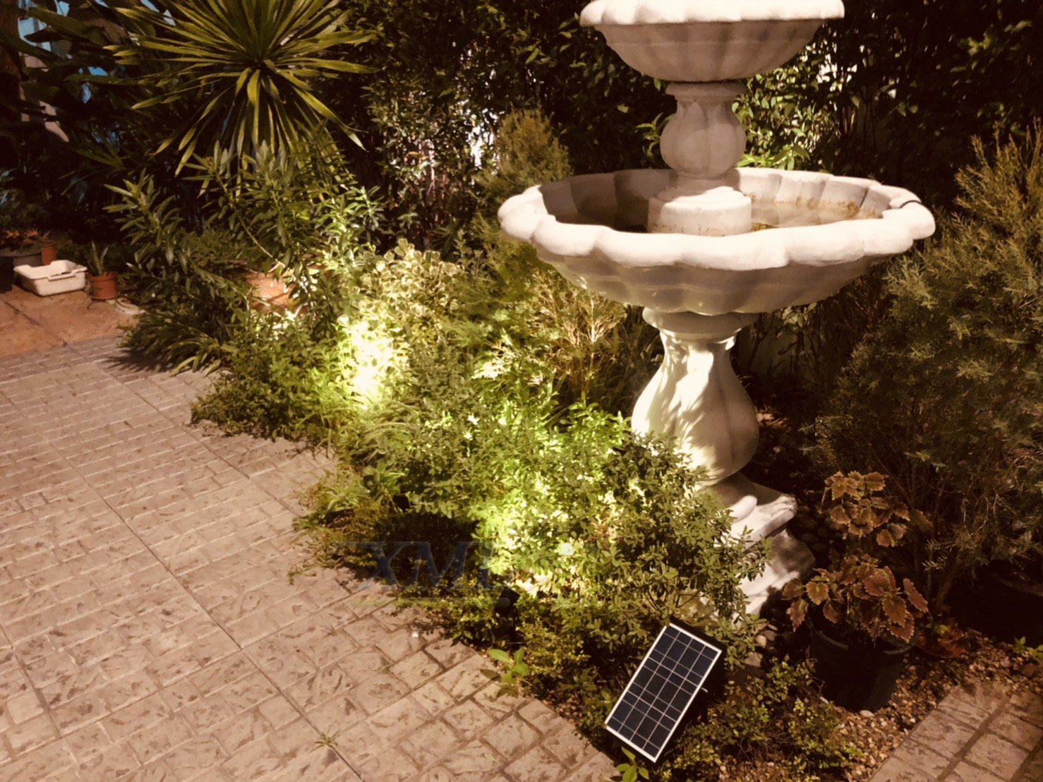 สปอร์ตไลท์ปักสนามโซล่าเซลล์ (รุ่น 4 หัว) (เเสง : เหลืองวอมไวท์)