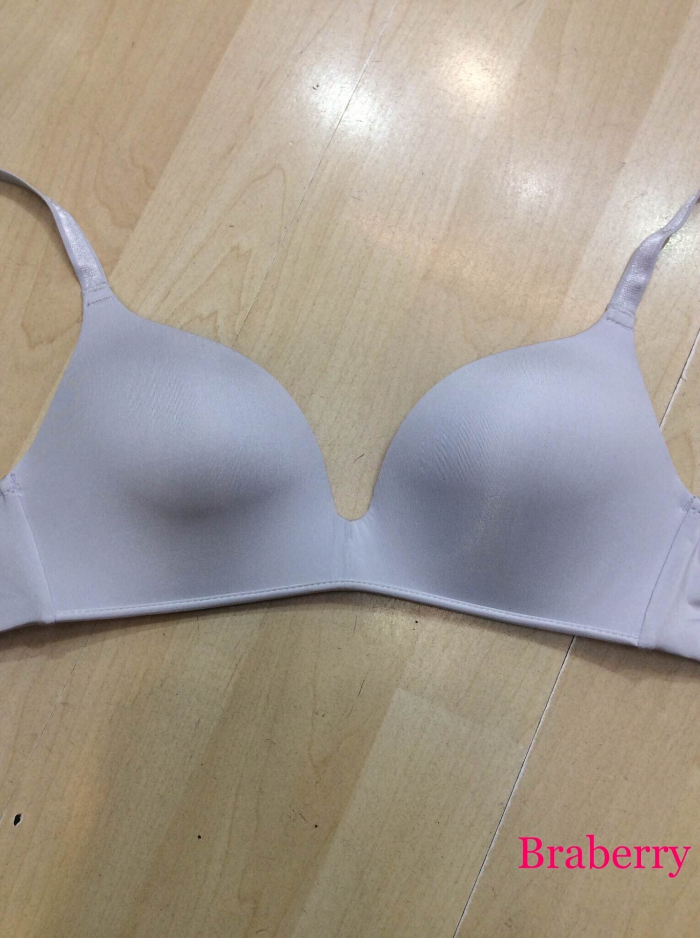 บราไม่มีโครง ให้ความรู้สึกเบาสบาย เนื้อนุ่มช่วยให้ทรวงอกดูสวยและเข้ารูป มี 7 สี size 32,34,36,38 ราคาส่ง 3 ชิ้นคละแบบได้ ราคาตัวละ 300 บาท