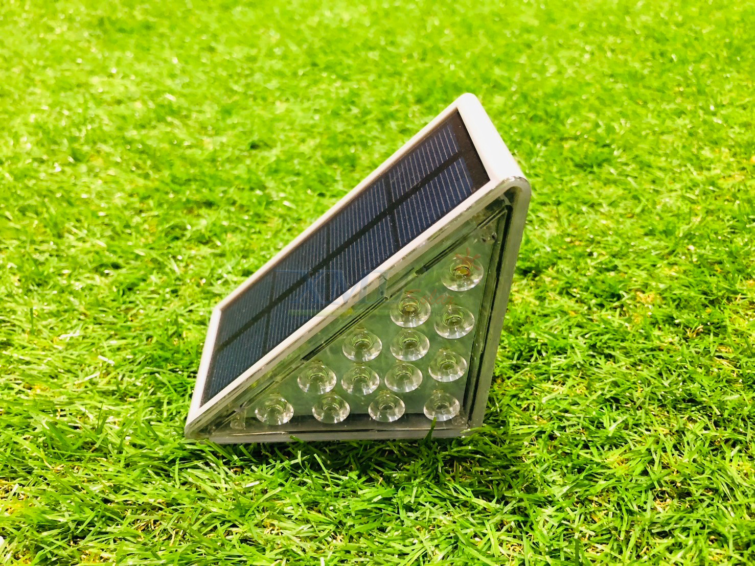 ไฟบันไดโซล่าเซลล์ ทรงสามเหลี่ยม รุ่น LSXML-193 (1 แถม 1)