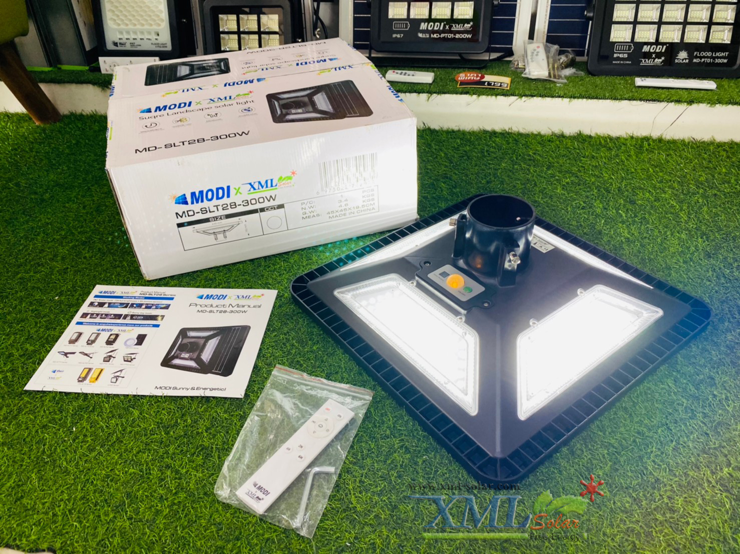 ชุดเสาพร้อมโคม SET B (โคมไฟโซล่าเซลล์ UFO SLT28-300W + เสาเหล็กดำสูง 2.82 เมตร)(แสงขาว)