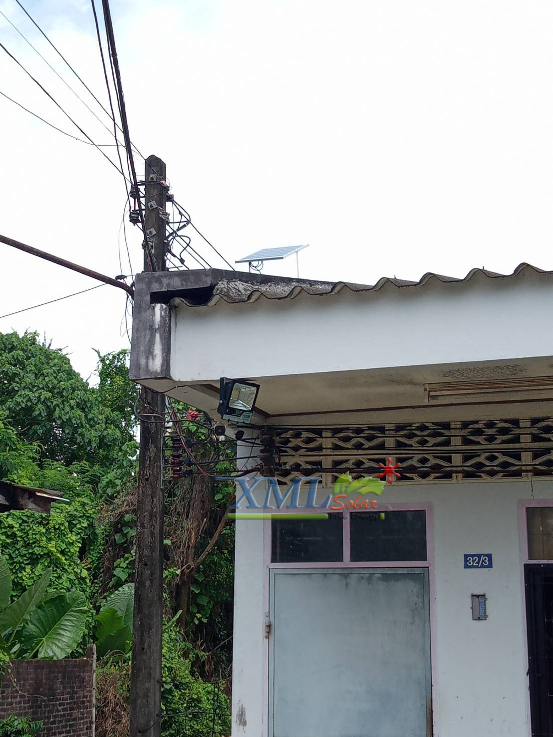 ไฟสปอตไลท์โซล่าเซลล์ 100 Watt กล่องสีน้ำตาล (เปิดได้ 3 แสง)