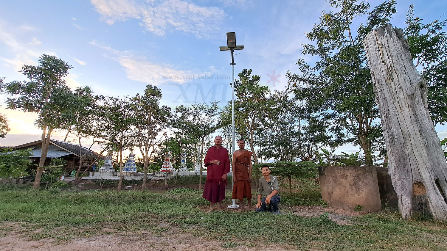 โคมไฟถนนโซล่าเซลล์ 400W รุ่น MD-SLT30-400W (แสง : ขาว)