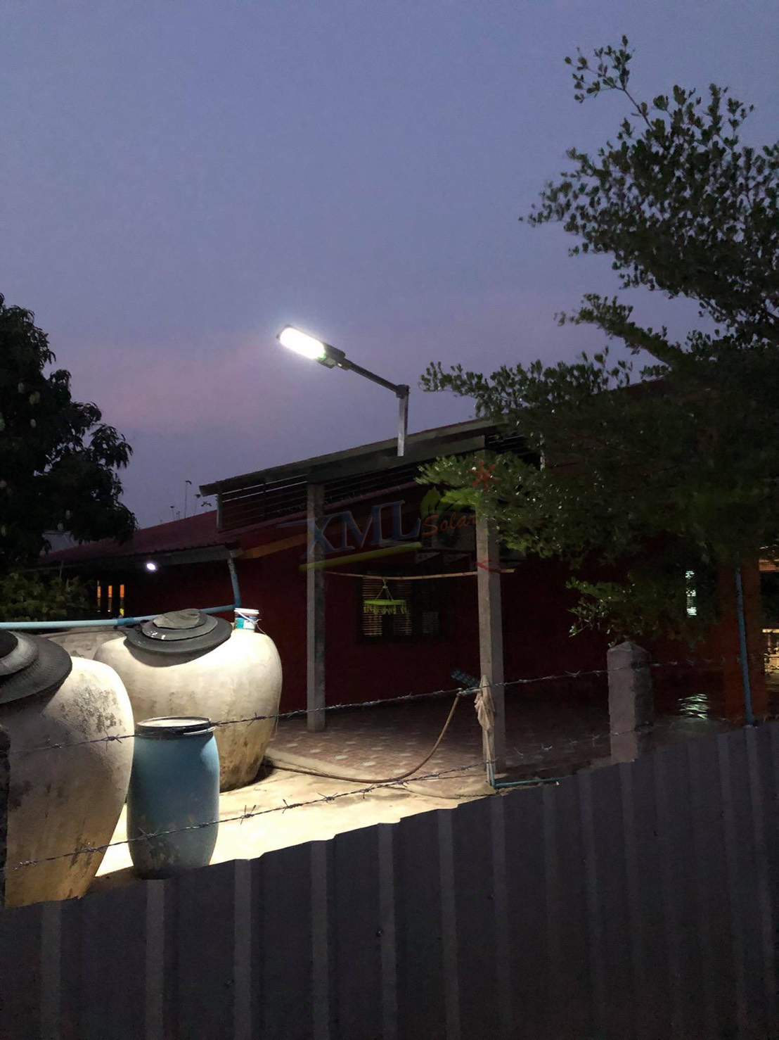 โคมไฟถนนโซล่าเซลล์ XML-Solar 200W (แสง : ขาว)(สว่างค้าง)