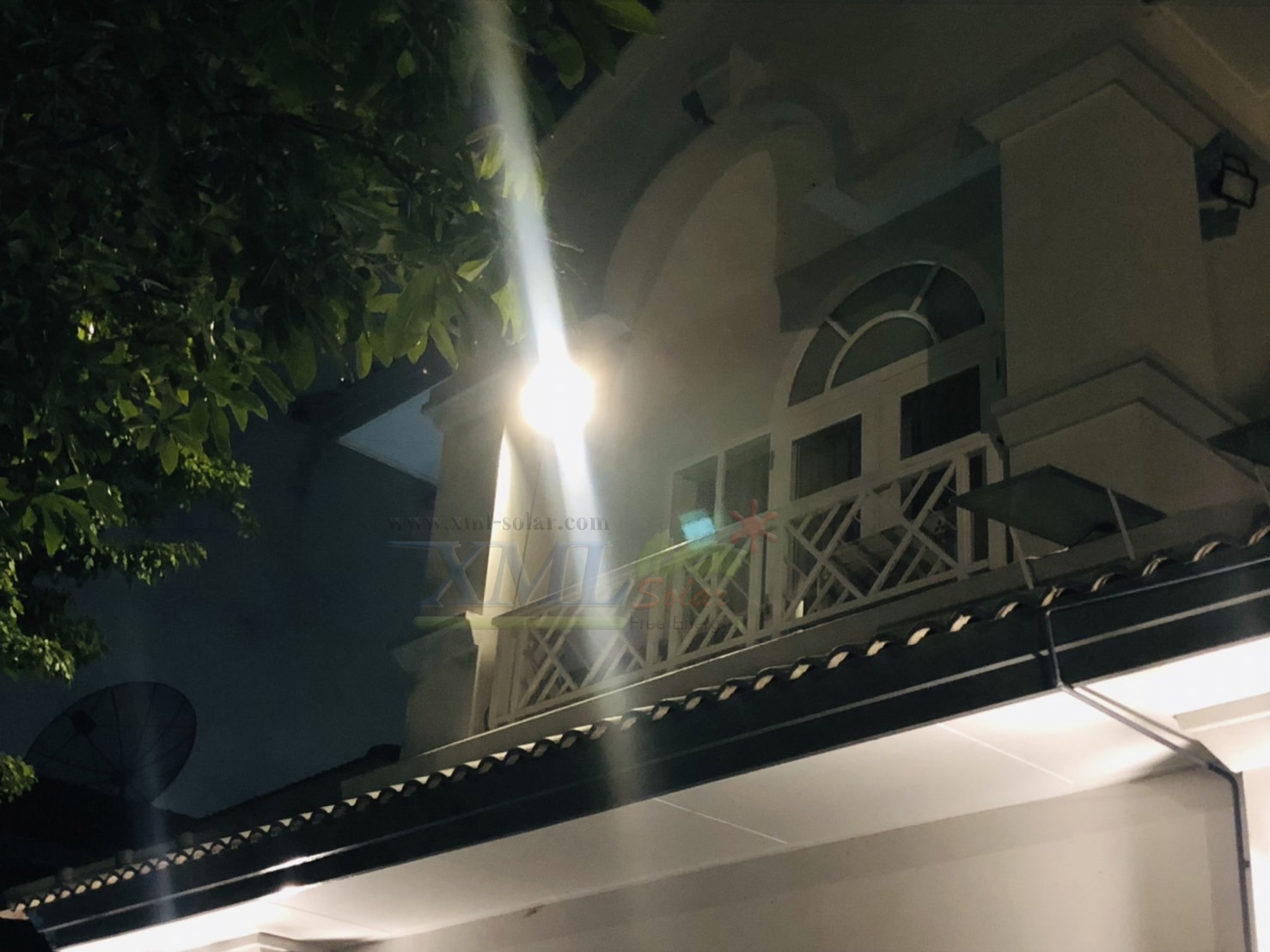 ไฟสปอตไลท์โซล่าเซลล์ 200 Watt กล่องสีน้ำตาล (เปิดได้ 3 แสง)