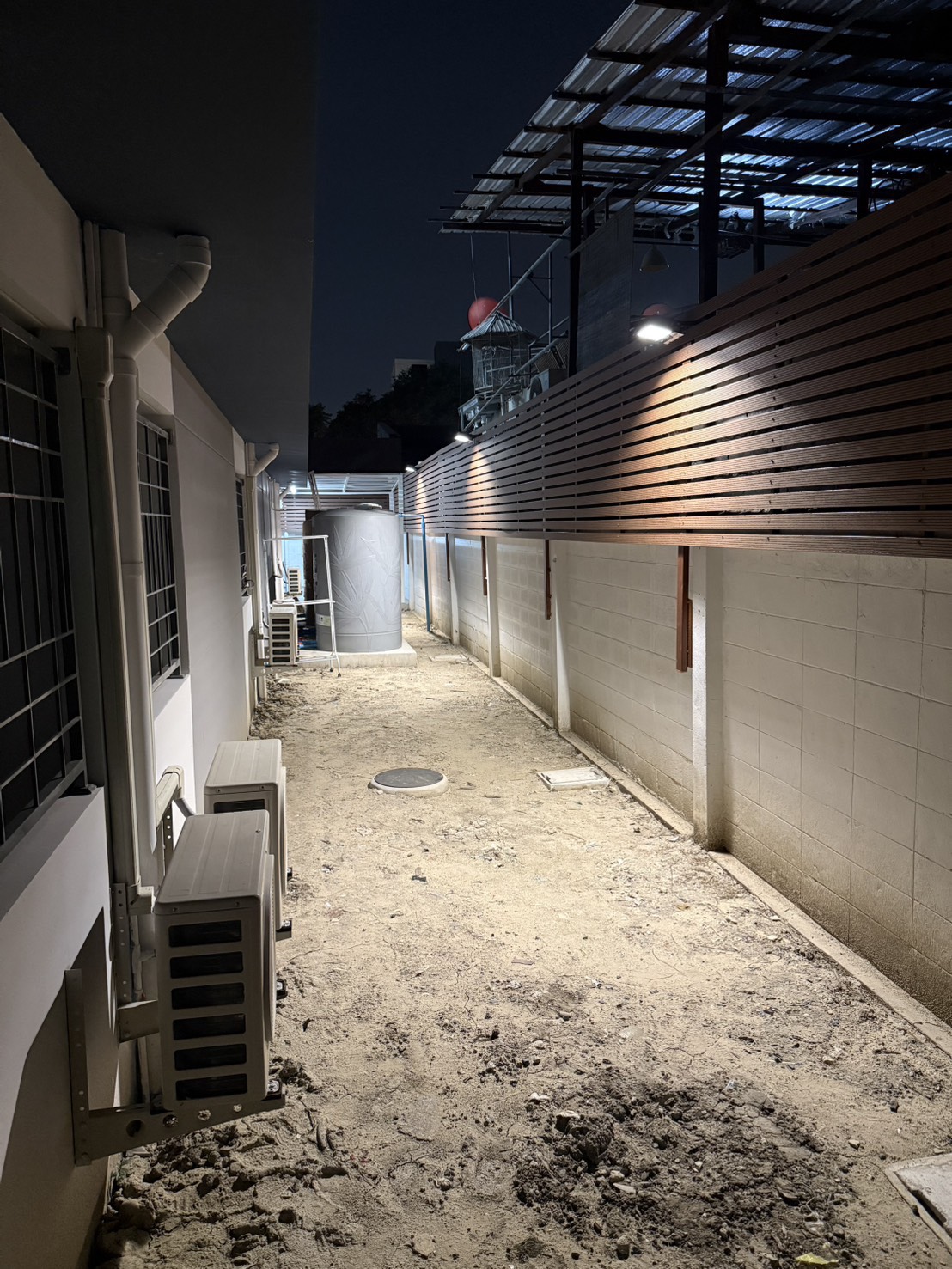 ไฟสปอตไลท์โซล่าเซลล์ 100 Watt กล่องสีน้ำตาล (เปิดได้ 3 แสง)