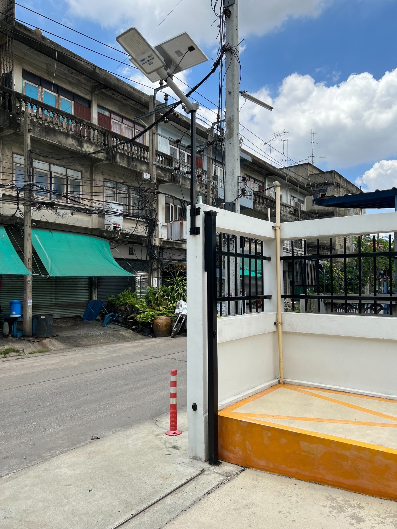 โคมไฟถนนโซล่าเซลล์ 400W รุ่น MD-SLT30-400W (แสง : ขาว)