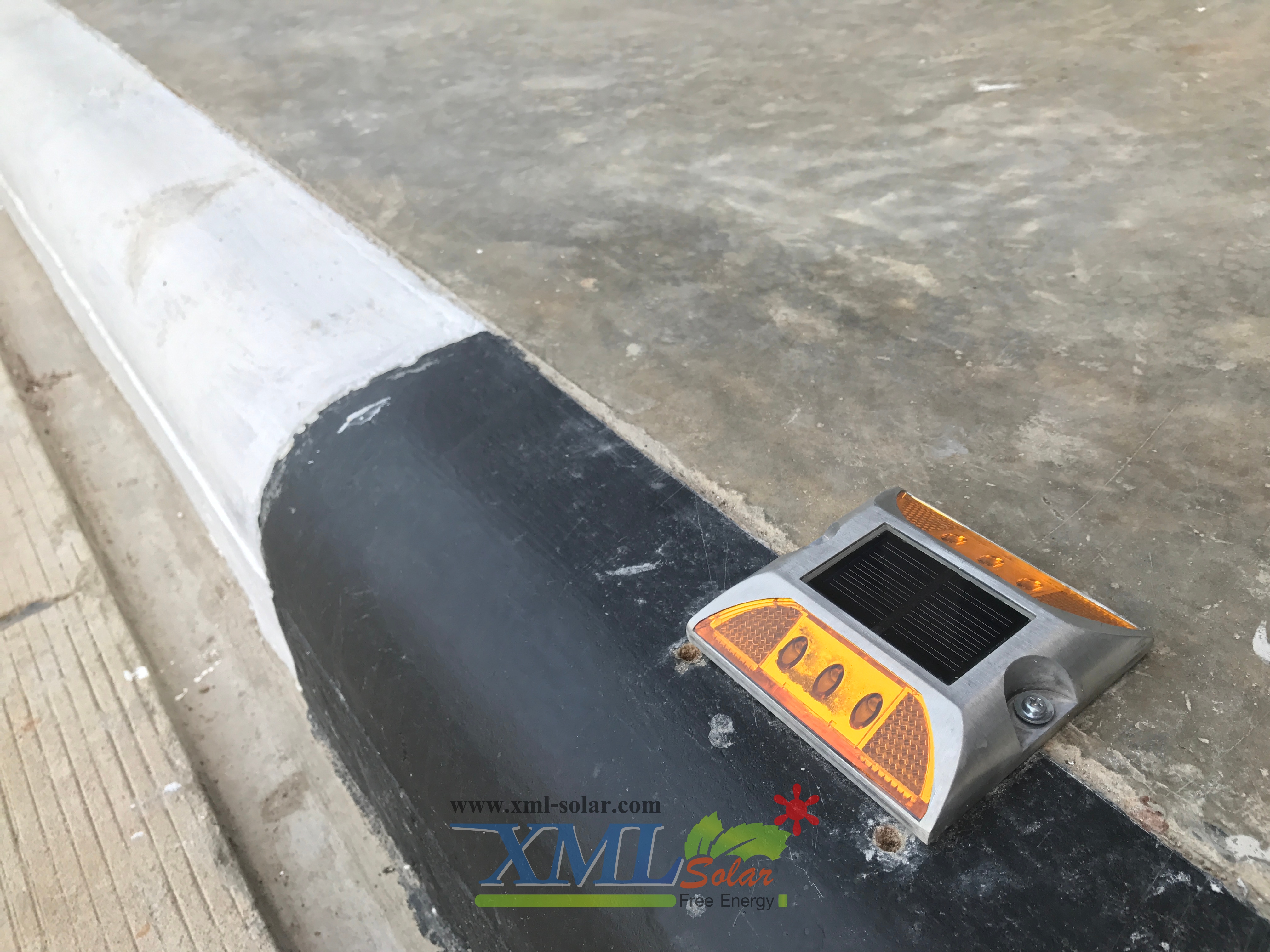 ไฟหมุดถนนโซล่าเซลล์ 6 LED รุ่น เเบน (เเสง : เหลืองกระพริบ)