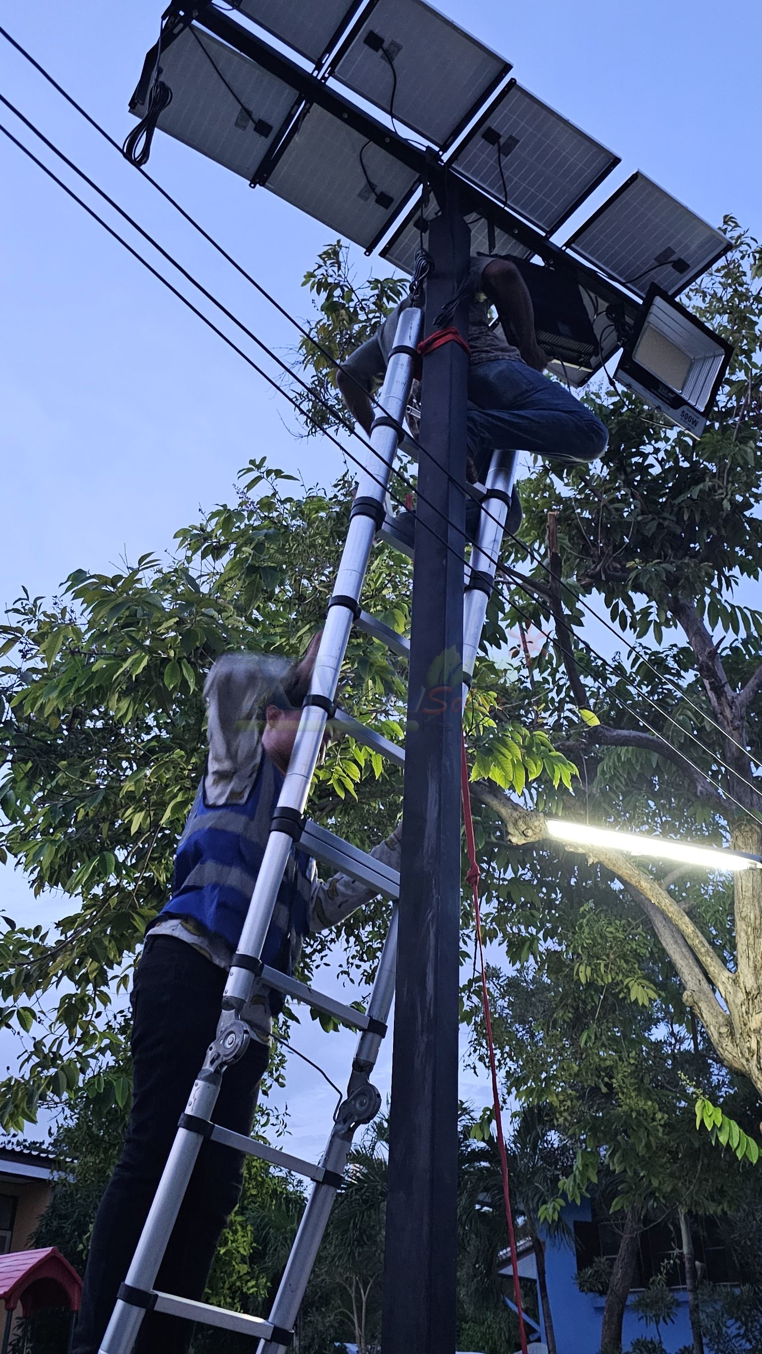 ไฟสปอตไลท์โซล่าเซลล์ 500 Watt กล่องสีน้ำตาล (เปิดได้ 3 แสง)