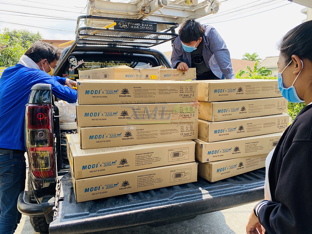 โคมไฟถนนโซล่าเซลล์ XML-Solar 200W (แสง : ขาว)(สว่างค้าง)