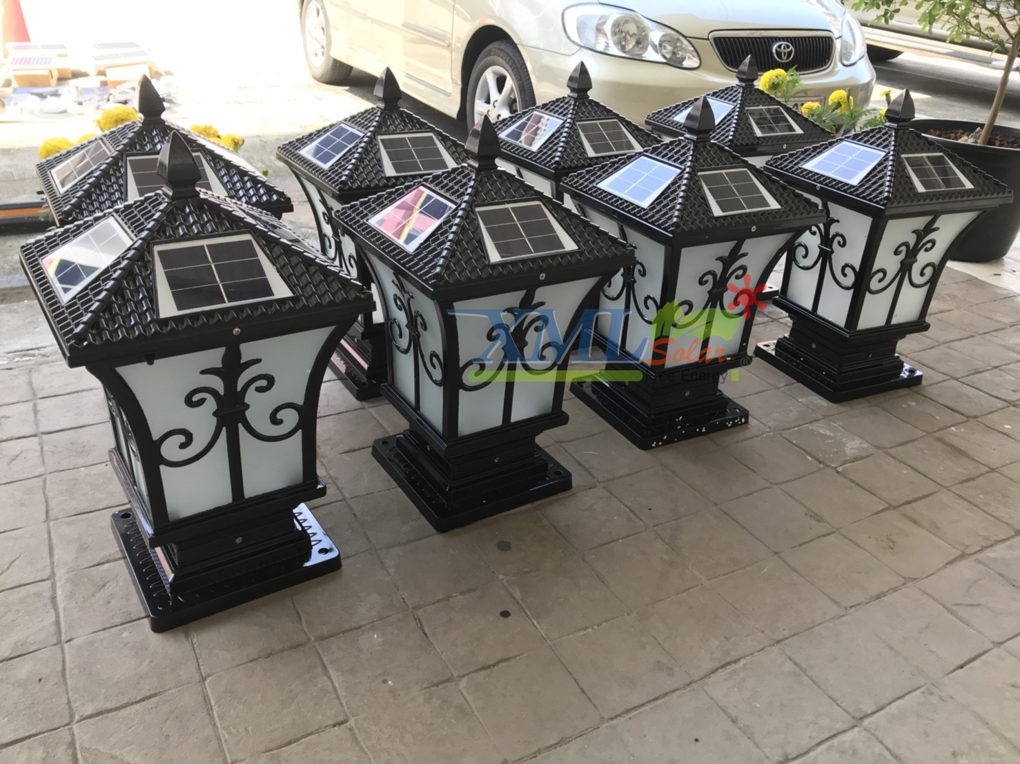 โคมไฟหัวเสาโซล่าเซลล์ + AC ทรง Grand เเบบที่ 2 (สีดำ) (เเสง : ขาว + เหลืองวอมไวท์) (45 cm.)