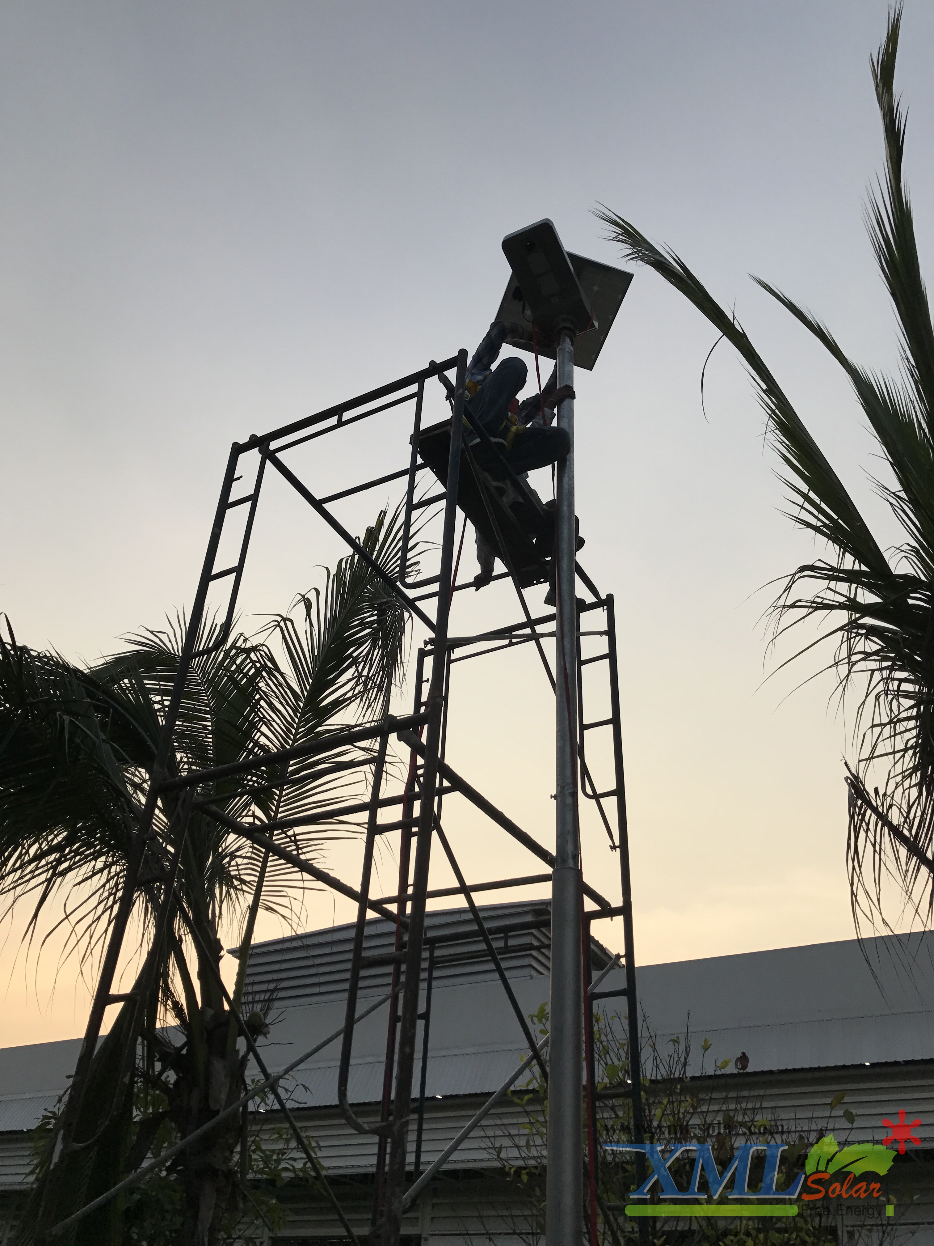 โคมไฟถนนอัจฉริยะ โซล่าเซลล์ 65 Watt Monocrystalline