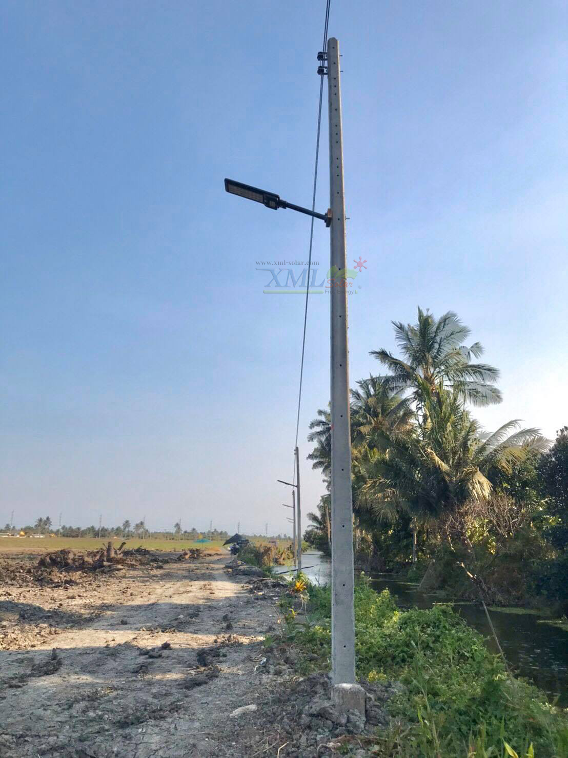 โคมไฟถนนโซล่าเซลล์ XML-Solar 300W (แสง : ขาว)(สว่างค้าง)